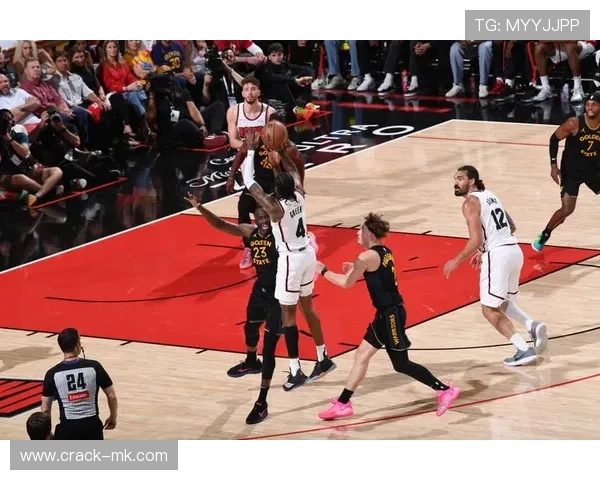 格林三双机器再创奇迹,领衔球队逆转取胜引热议