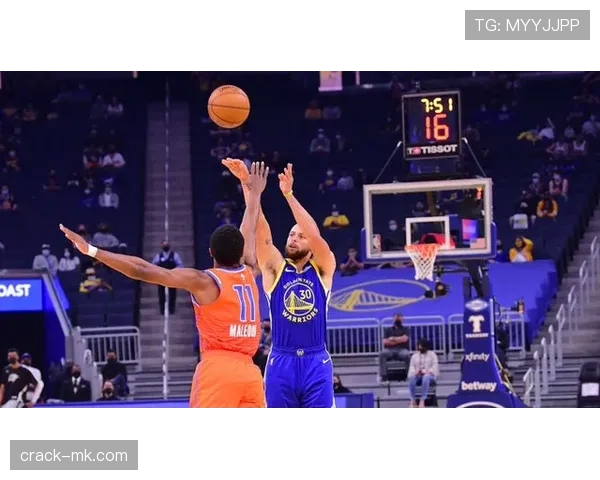 无球掩护为库里拉开空间，威金斯三分效率较上季提升